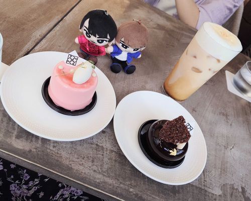 あんだけ食べて2個食べたのか…
見た目から華やかだね。

ずっと行きたかった推し活で有名なカフェのケーキの提供がこの日までだったということを前の投稿のカフェで知って、今日までなら行かなきゃとなり、カカフェラテをほぼ一気飲みしてしまった下僕です。でも美味しかった😋