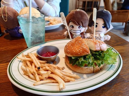 俺のハンバーガー！
半分は俺のやな！

全部下僕のです。
ゆごじぇのマスターと一緒にガッツリハンバーガー🍔
