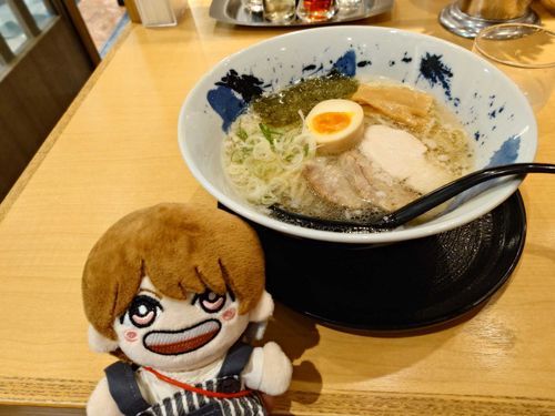 ラーメンやぁぁ！！！チャーシューはおれの！

下僕のです。ライブの日めちゃくちゃラーメン食べたくてライブ終わった後食べに走った。