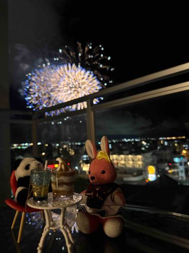 えっ…2人とも花火見てないって？
実は窓ガラスに映ってる花火を見ながらカフェしてますよ🐰👍
#出張カフェUSSA