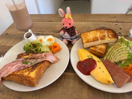 朝食はベーコンメープルフレンチか、アボガドスパムwithトースト、どちらにしますか？
#おでかけうささん