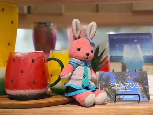 マスターが携帯を機種変更してから、すっかりアプリの更新を放置されていたうさです🐰

カフェでも、夏らしいスイカ🍉グラスが気に入って使いたいと思ってマスターにおねだりしています。

えっ？このサイズのグラス買うと、きっとお客様がグラスに入ってきて大惨事になるって…どういう事？