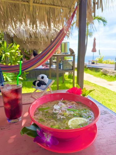 【夏の思い出】
こちらがコロちゃんおにーさんです。
今は海外に旅立っているのですが、「コロちゃん」アカウントで近況を更新してくれるみたいなので、うさも楽しみにしています💖
そして目の前の食べ物はフォーというそうです。(ラーメンじゃないんだ…🐰)