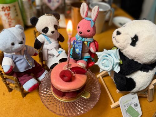 昨日うさはお誕生日で、カフェの常連メンバーさん達にお祝いしてもらいつつ、蝋燭フーしました🐰💕
そして誕生日プレゼントは、エモい音楽のなるゴッホ絵画🖼️を頂きました💖
カフェUSSA本店に飾りつつカフェBGMに使いたいと思います✨