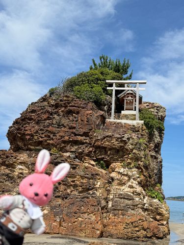 【出雲旅回想編3】
ジョージにお勧め観光ルートを聞いて、まずやって来ました稲佐の浜❣️
全国からの神様も集まる時、最初に来る場所がこの浜なんだって💡
お社の場所は高すぎて、ウサのジャンプでも行けませんでした🐰💦