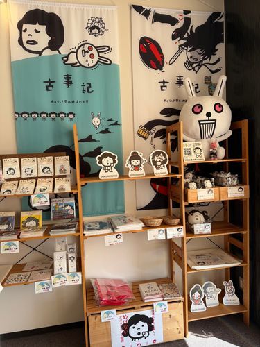 【出雲旅回想編10】
因幡の白うさぎ由来の地だけに、出雲のお宿の売店には古事記アイテム❣️
でも、よくよく見たらウサギの顔…流石にどれも酷くないですか…？