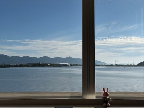 【出雲旅回想記11】
お宿のお部屋の窓からは神西湖❣️
大きすぎてウサには海との違いが分かりませんでした🌊