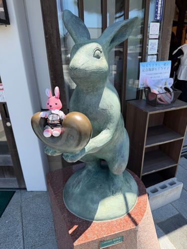 【出雲旅回想編13】
この勾玉うさぎさんの勾玉がピッタリフィットして、うさは座り心地抜群でした💖
勾玉チェアに座れるカフェUSSA…イイかも🐰❣️