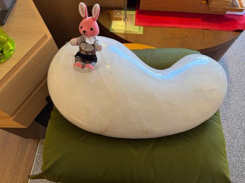 【出雲旅回想編14】
勾玉カフェUSSAにするにあたり、この勾玉をマスターにおねだりしたのですが、即却下されました…。
どんなサイズのお客様でも楽しめる良いサイズだと思ったのになー🐰