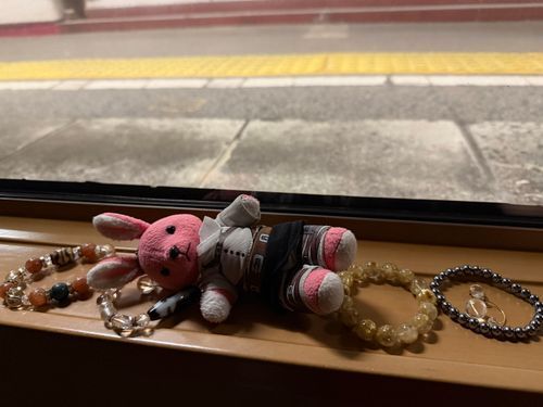 【出雲旅回想編17】
列車から見える朝日を楽しみに待っていたウサですが、マスターが起きた時には、ウサはいつの間にか寝ていたそうです…。
※ホームで酔い潰れたみたくなってますが、ここは寝台特急の窓横スペースです⚠️