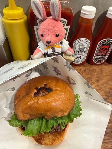 ショーグンバーガー🍔に来ました。
テリヤキフォアグラバーガー(2580円)も気にしてたけど、やっぱ普通のハンバーガー(1280円)になりました。
とても肉肉しいバーガーでした🐮