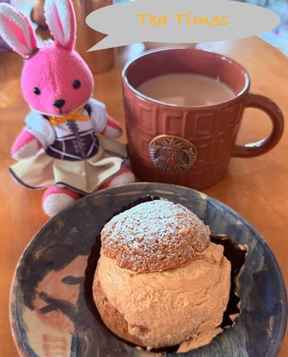 マスターお気に入りのキャラメルシュークリームと共にティータイム🫖
シュークリームはUSSAカフェメニューにもありますよ❣️
パンダシューか、ポメラニアンシューか選べます🐰