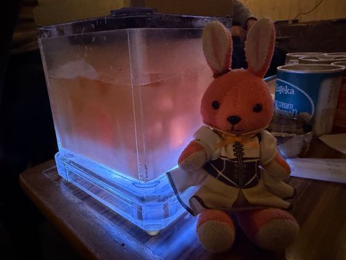シーシャバーに来ました。
ここにはチャイが入っているのにコレは煙を冷やす様なので飲めないそうです…。