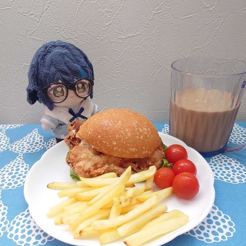 本日のお昼ご飯です
パン屋さんで買ったハンバーガーにミニトマトとポテトを付け合わせました🎶
それだけで気分があがりますね🎶