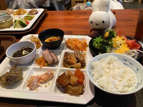 おきなわりょうりの バイキングに いきました🌺もずくの てんぷらが そうぞういじょうに おいしかったです😋