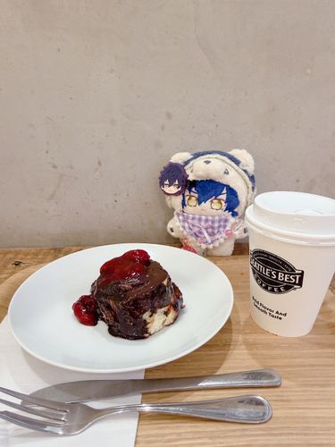 いちごとチョコのシナモンロールを食べました！そろそろいちごの季節も終わりですかねぇ…