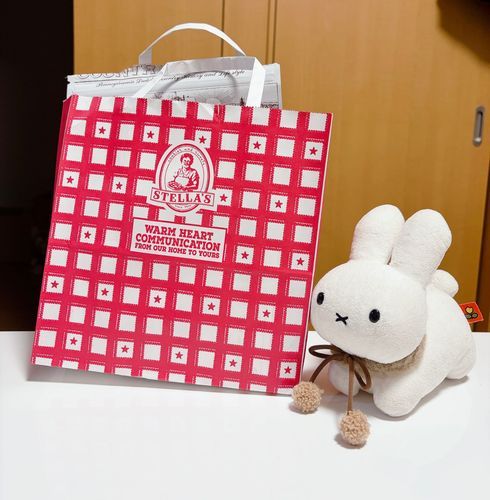 きのうは ステラおばさんの おたんじょうび でしたね🎉 おとなですから、クッキーを ひとりじめ しちゃいましょう🍪