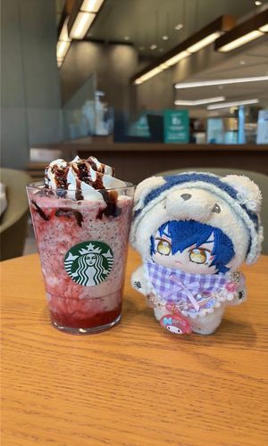 先行販売のイチゴチョコフラペチーノを飲みました🍓🍫いちごの酸味とチョコの甘さが最高でしたねぇ〜！