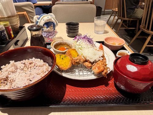 ご飯を大盛りにしたら特盛の食器で来てちょっと恥ずかしかったっすねぇ…