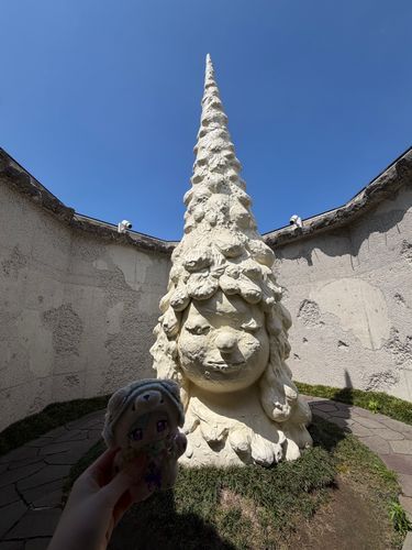 こちらは森の子という作品です🌳塀の内側に飾られていて、外側からは頭のトンガリだけ見えるんですよ🎶