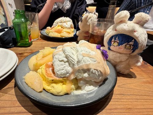 桃のパンケーキを食べました🍑クリームの雪崩が起きちゃって焦りましたよぉ💦