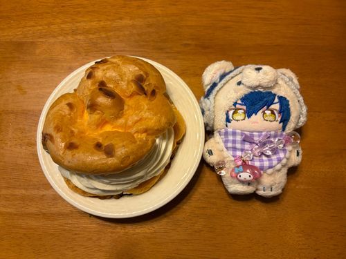 キャベツという名前のでっかいシュークリームを食べました‼️オレと同じくらいの大きさでしたよぉ〜