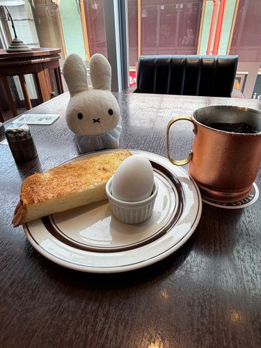 にんげんと ごじあいのために モーニングに いきました☕️まいにち はたらいてて えらいですよ🐰