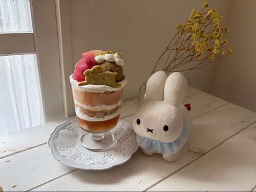 ももの パフェを たべました🍑
うさぎさんの クッキーが のってました