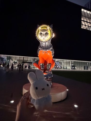 びじゅつかんの そとにいた ねこさん、よるになると ひかるんですね…