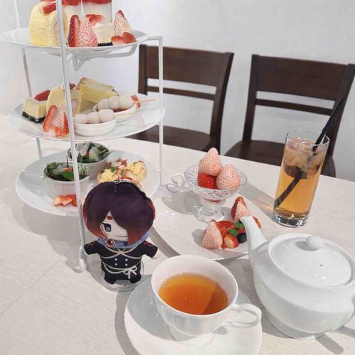 あるじさま！たのしみにしていた、いちごのアフタヌーンティーのひでしたね🍓🫖
よるねむれるように、こうちゃののみすぎには、ちゅういですよ。
さんがつも、きおんさにきをつけて、すこやかにすごしましょうね🍀