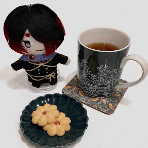 しゅうもおりかえしですね。
ねむれるように、ノンカフェインのこうちゃを、ごよういいたしました。おきにいりのマグカップでどうぞ。クッキーもありますよ🍪🌸
あとすこしがんばって、どにちはのんびりすごしましょうね💭