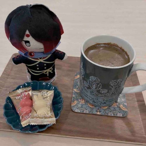 ホワイトデーのいただきものセットです☕💭
あかいろのチョコレート、なにあじだとおもいますか？
(オレンジ味でした🍊)