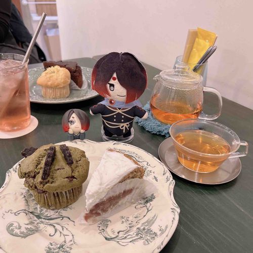 おようふくやおけしょうひんをみて、どれをかうか、かいぎちゅうのおちゃです🤔
むだづかいしないように、みはっていますよ👀