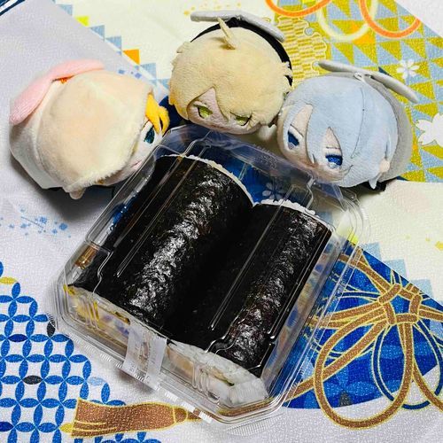 にゃ:これは…しゅとーれんかにゃ？
ちょ:えほうまきだね
んば:まんなかからちょっとずつきってたべればいいのか？
ちょ:それはしゅとーれんだよ
