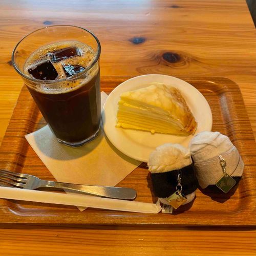 ちょ : せなかにきらめくチャームはきんじのあかしだよ
にゃ : おおきいもちのおれたちはおつかれやすみだから　きょうはおれたちがおともするにゃ