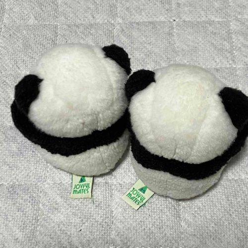 まぐろです。　
わたしたち、かじきとまぐろの特別なしっぽには、うちの人が縫い付けた小さいイニシャルがあります。
うちの人とはかれこれ20年のお付き合いなので、だいたい顔で見分けてくれますが…小さい人達と「誰でしょう？」と遊ぶのも楽しいものです😊