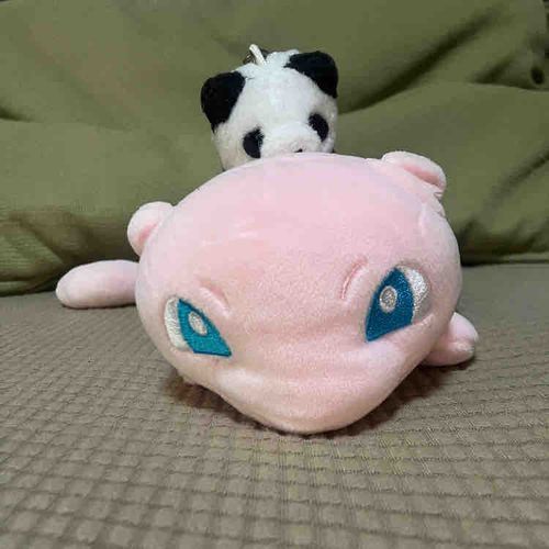 みゅうの　おもちちゃん
ちいさいひとが　おねつで　にゅういんしたときに　いっしょに　みまもり　してくれたよ
もちもちの　はだざわりのとおり　やわらかい　せいかくの　いやしけい