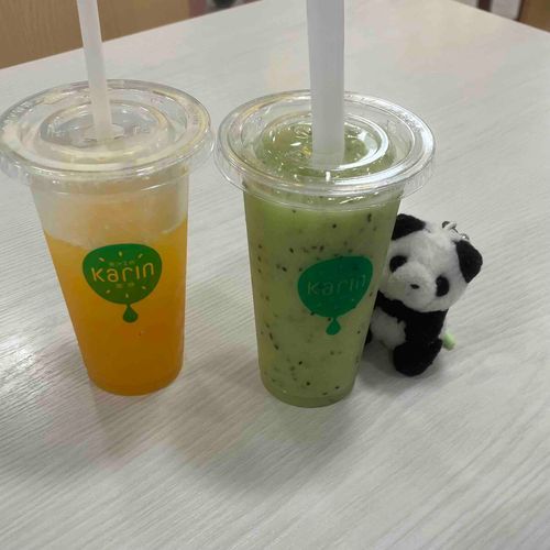 おかいものの　かえりに　ふるーつ　じゅーすで　ひとやすみ🍹
おれんじと　きういの　まるごとじゅーす　おいしかったよ〜