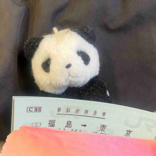 うちのひとと　おでかけだよ〜
ちいさいひとたちは　おるすばん　やだー！って　かなしそう　だったから　おわびのしな？を　おいてきたよ