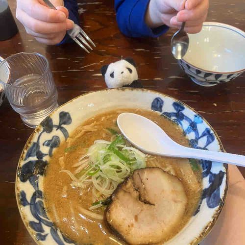 ちいさいひとたちの　ぴあの🎹はっぴょうかい　おつかれさまの　らーめん🍜だよ〜
ちいさいひとが　こっち　ねらってるけど　しらすは　おいしくないよ〜🍴💦