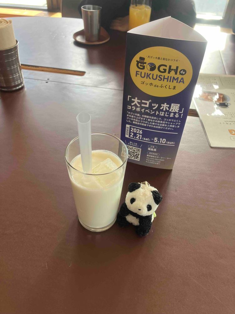 だいごっほてん　に　いってきたよ〜！ごっほ　って　のどのごほごほ😷　じゃなくて　ゆうめいな　えかきさん🧑‍🎨　なんだって！
よるのかふぇてらす　おしゃれ✨
しらすたちも　まってるあいだ　かふぇで　らっしー　のんだよ🥤