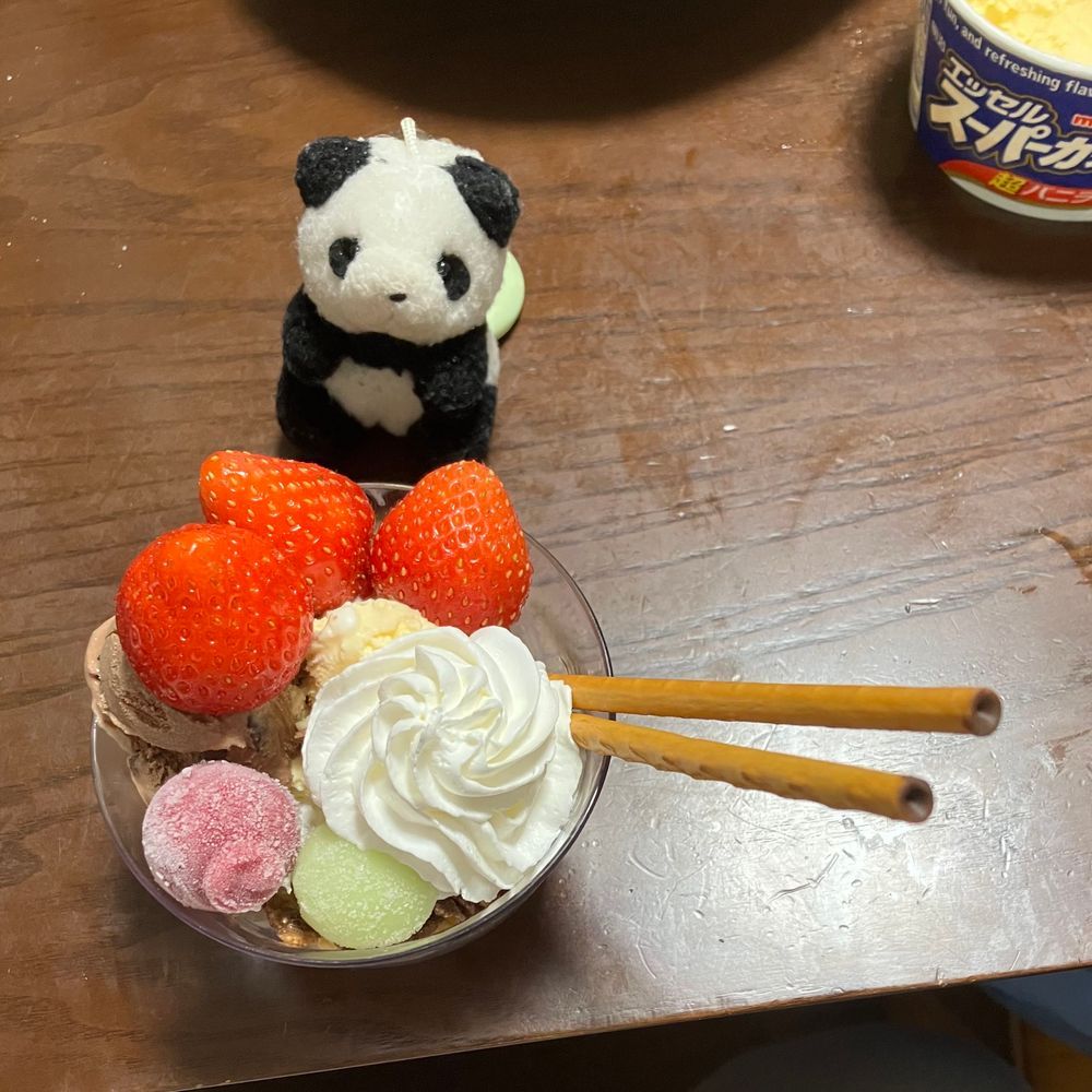 きのうは　ちいさいひとの　おたんじょうび　だったんだよ〜🎂
ちいさいひとの　すきなもの　ぱんと　はんばーぐ　いちごや　あいすを　いろいろ　かってきて　じぶんで　すきなもの　いれて　つくる　おてがる　はんばーがー🍔と　みにぱふぇ🍨🍓で　おいわい　したよ✨