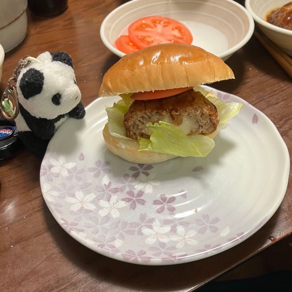 きのうは　ちいさいひとの　おたんじょうび　だったんだよ〜🎂
ちいさいひとの　すきなもの　ぱんと　はんばーぐ　いちごや　あいすを　いろいろ　かってきて　じぶんで　すきなもの　いれて　つくる　おてがる　はんばーがー🍔と　みにぱふぇ🍨🍓で　おいわい　したよ✨