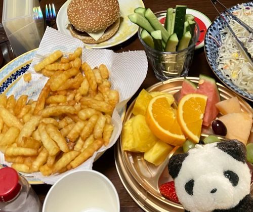 きのうは　ちいさいひとの　おたんじょうび　だったんだよ〜🎂
ちいさいひとの　すきなもの　ぱんと　はんばーぐ　いちごや　あいすを　いろいろ　かってきて　じぶんで　すきなもの　いれて　つくる　おてがる　はんばーがー🍔と　みにぱふぇ🍨🍓で　おいわい　したよ✨