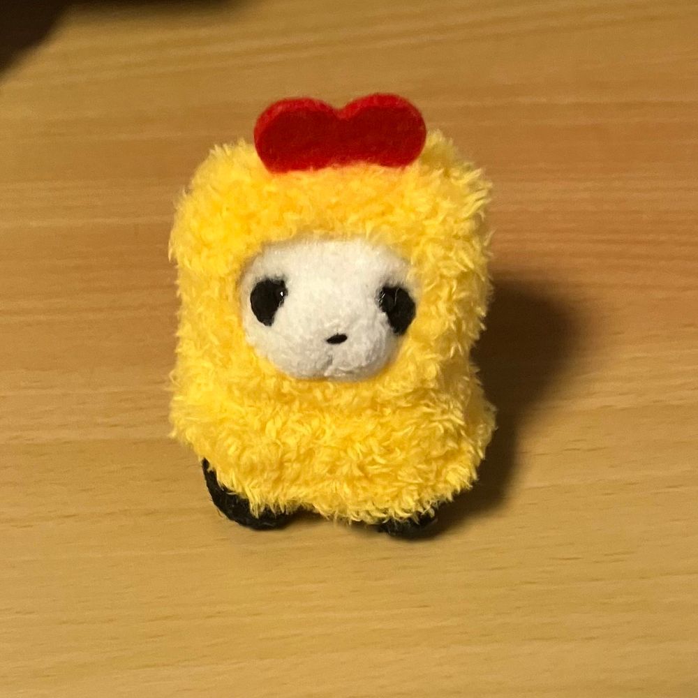 うちのひとが　せりあで　みつけてきた　えびふらいの　おようふく…きてみて！って　いわれたけど　ちょっと　しらすには　きゅうくつだったよ🍤