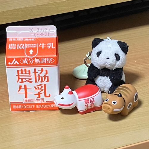 すこしまえに　がちゃがちゃから　やってきた　ふくしまの　ぎゅうにゅうがらの　あかべこさん
ちょうど　おなじ　ぎゅうにゅうが　いえに　あったから　いっしょに　おしゃしん　とったよ！
となりは　いろちがいの　べこさん　だけど　かふぇおれみたいな　いろで　かわいいね🥛☕️✨