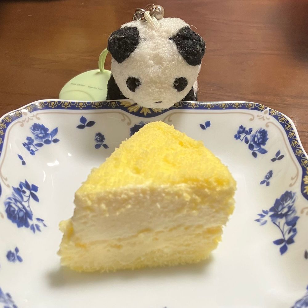 るたお？の　ちーずけーきを　もらったよ〜！
なんだか　むずかしい　おなまえ　だったけど　おいしそうで　じーっと　みつめちゃった✨
ふわふわで　おいしかったよ💕