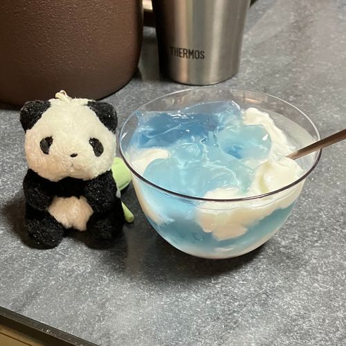 ちょっと　おひさしぶりだよ〜
うちのひとが　ねっとで　みつけた　あおぞらぜりー　っていうのを　たべてみたくて　かってきて　つくってもらったよ✨
おいしいし　なつらしくて　きれい〜💖