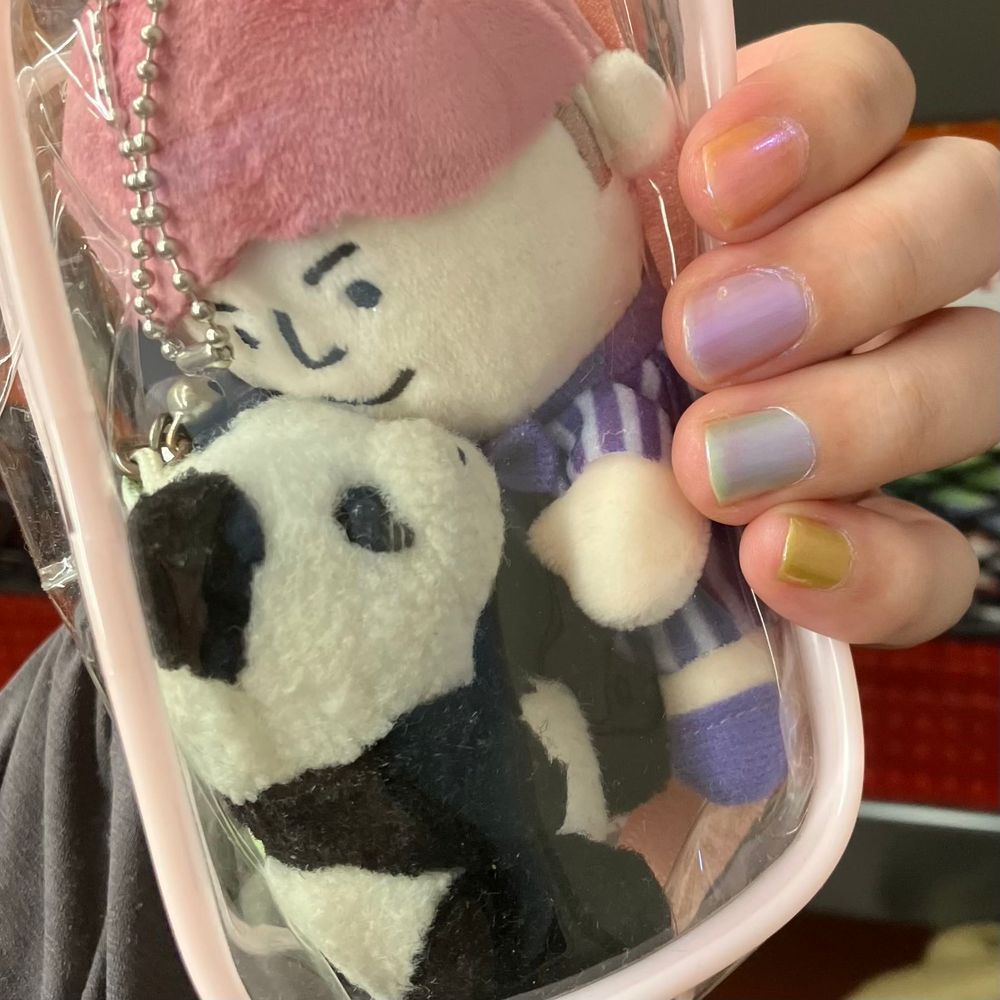 きのうは　ぶどうかんって　ところの　らいぶに　おとも　してきたよ〜！
うちのひと　とっても　たのしくて　びっくり　うれしい　おしらせも　あって　みにいけて　よかったって✨
にまいめは　まつさんに　よしよしされる　しらす🐼