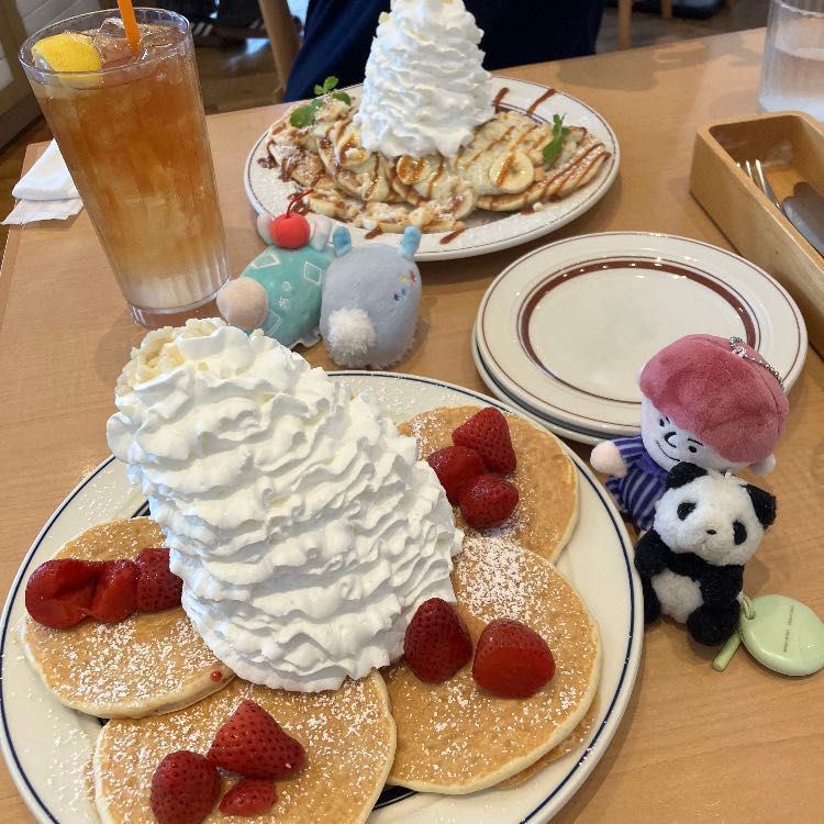 みぞれちゃんたちに　あって　もりもりぱんけーきを　たべたよ〜🥞✨
おいしかったけど　もりもりすぎて　うちのひと　たべきるの　たいへんそうだったよ💦